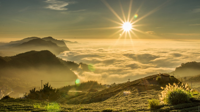 Sun mountain foggy valley crepuscular free wallpaper - medium preview image