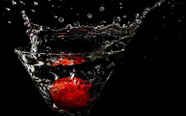 Glass water apple splash stilllife free wallpaper - medium preview image
