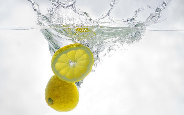 Lemon slice water splash photorealism free wallpaper - medium preview image