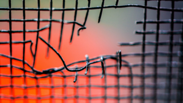 Wire fence closeup red background free wallpaper - medium preview image
