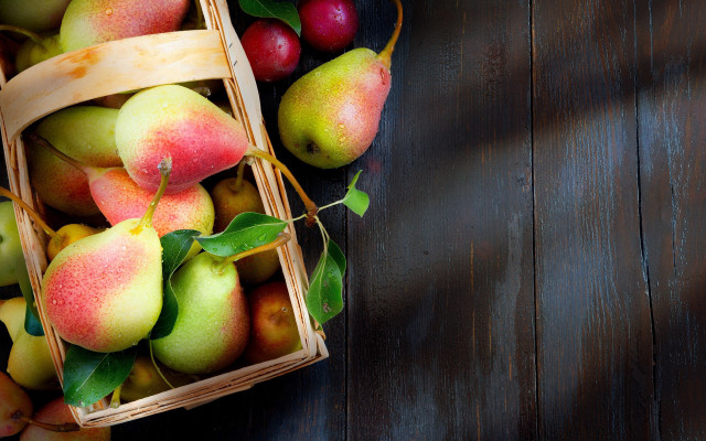 Basket apples leaves wooden table free wallpaper - medium preview image