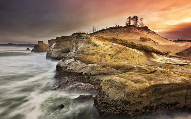 Rocky cliff lighthouse sunset cloudy free wallpaper - medium preview image