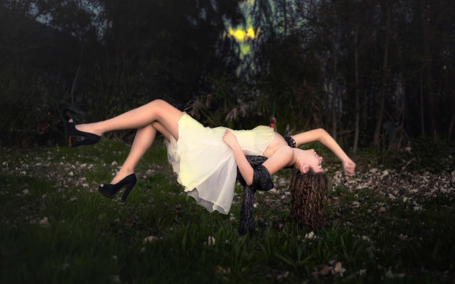 Woman lying on tree stump free wallpaper for desktop - medium preview image