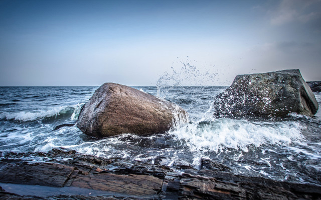 Large rock water splash hudson free wallpaper - medium preview image