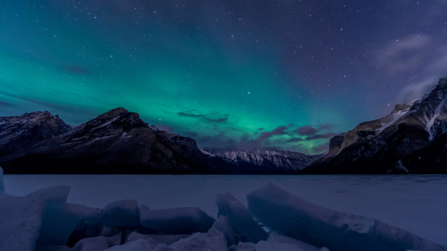 Aurora boreal snow mountains lake free wallpaper - medium preview image