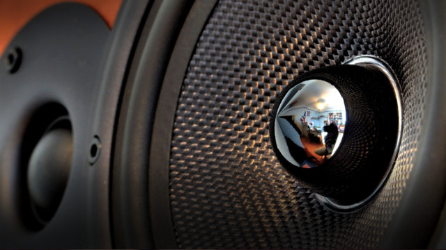 Speaker reflection photorealism studio ella free wallpaper - medium preview image