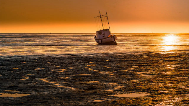 Boat shore sunset gradient sky free wallpaper - medium preview image