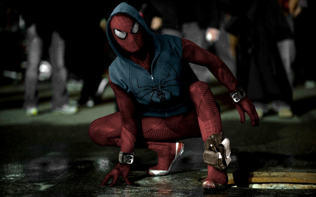 Spiderman picking up shoe people free wallpaper - medium preview image