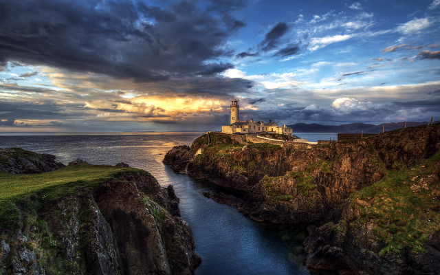 Castle cliff ocean cloudy sunbeam free wallpaper - medium preview image