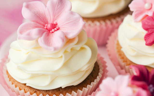 Cupcake white frosting pink flowers #4 free wallpaper - medium preview image