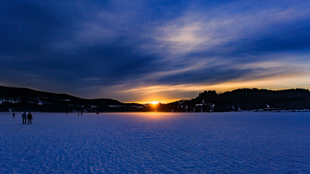 Snowy field sunset mountains group free wallpaper - medium preview image
