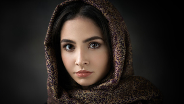 Woman scarf black brown gold free wallpaper - medium preview image