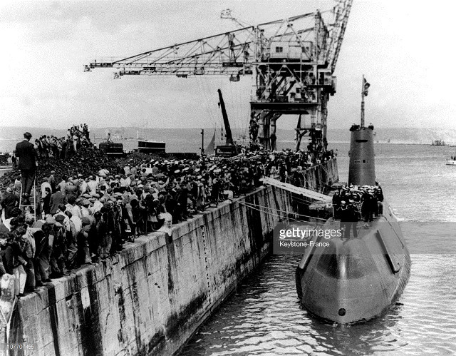 Submarine loading people boat water free wallpaper - medium preview image