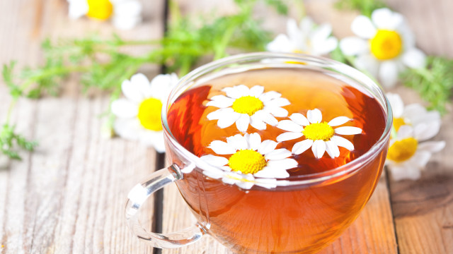 Tea daisies wooden table blurry free wallpaper - medium preview image