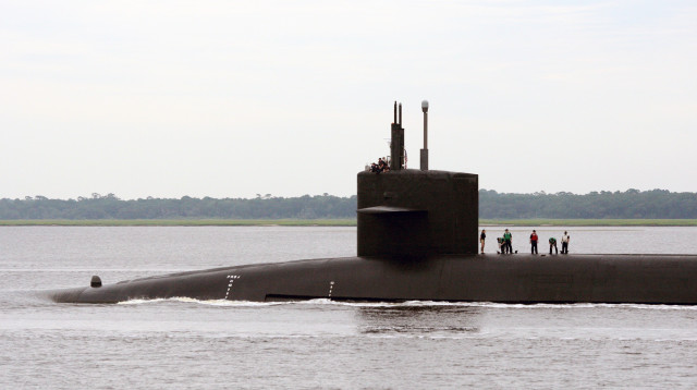 Submarine people boat water side free wallpaper - medium preview image