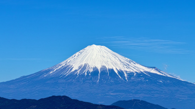 White mountain blue sky clouds free wallpaper - medium preview image