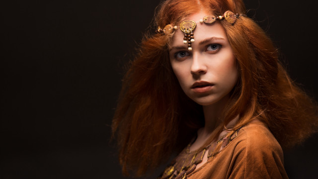 Red haired woman gold headpiece free wallpaper - medium preview image