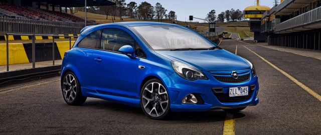 Blue car road yellow lines free wallpaper - medium preview image