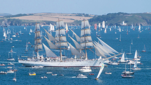 Sailboat ocean cityscape bridge horizon free wallpaper - medium preview image