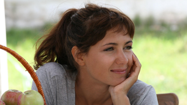 Woman basket fruit portrait blurry free wallpaper - medium preview image