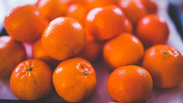 Orange pile tablecloth knife blurry free wallpaper - medium preview image