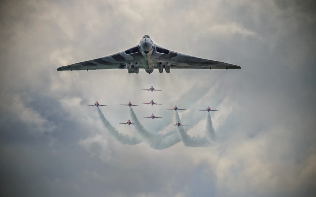 Planes flying formation smoke trails free wallpaper - medium preview image