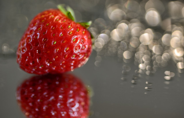 Strawberry reflection blurry background tiltshift free wallpaper - medium preview image