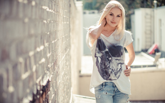 Woman blonde holding skull cosplay free wallpaper - medium preview image