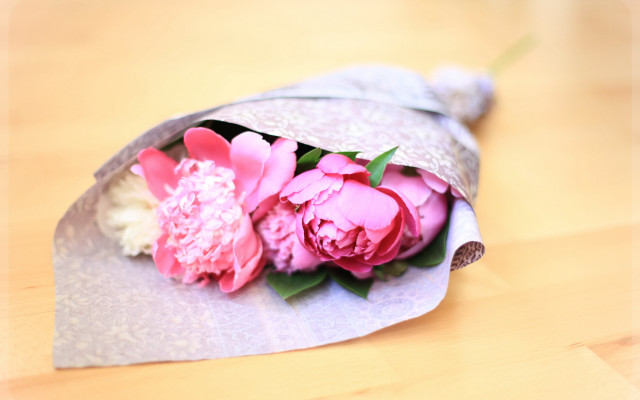 Bouquet flowers paper table top free wallpaper - medium preview image