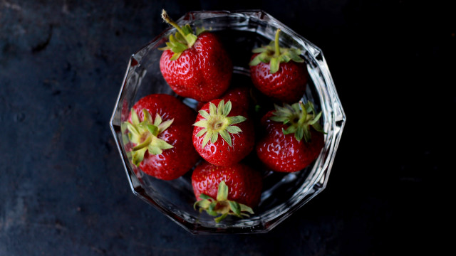 Bowl strawberries dark surface top free wallpaper - medium preview image