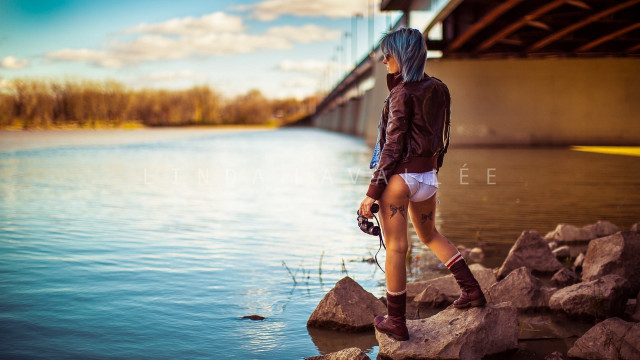 Woman rocks water bridge camera free wallpaper - medium preview image