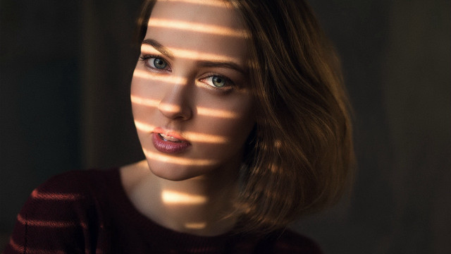 Eszter mattioni light shadow red free wallpaper - medium preview image