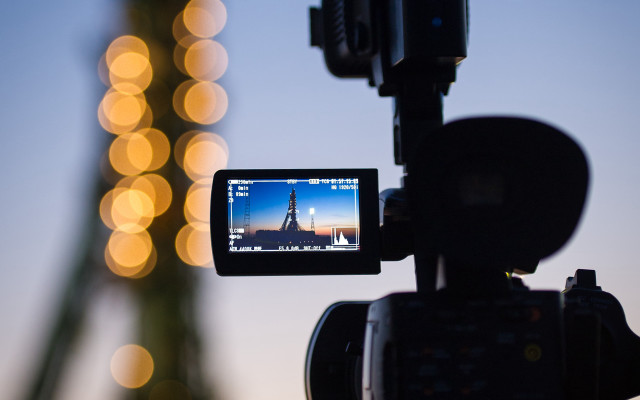 Camera recording eiffel tower paris free wallpaper - medium preview image