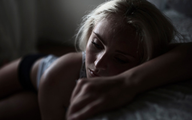 Woman lying bed portrait fiona free wallpaper - medium preview image