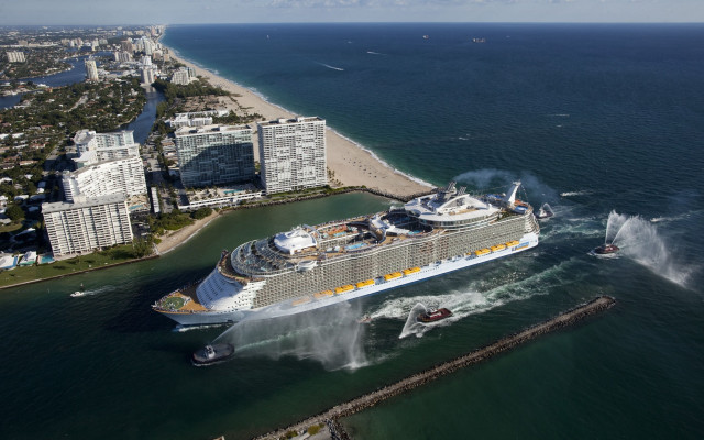 Cruise ship city beach tilt free wallpaper - medium preview image