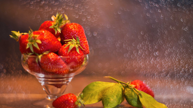 Strawberries bowl green leaf raindrop free wallpaper - medium preview image
