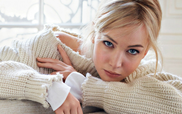 Araceli gilbert blonde woman couch free wallpaper - medium preview image