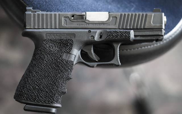 Gun table blurry background detailed free wallpaper - medium preview image