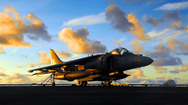 Jet cloudy sunset tarmac backlit free wallpaper - medium preview image
