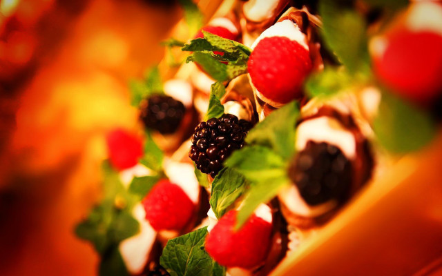 Berry leaves garnish tiltshift cake free wallpaper - medium preview image