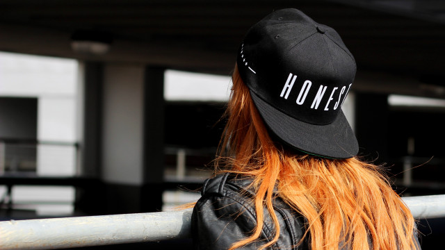 Woman red hair black hat free wallpaper - medium preview image