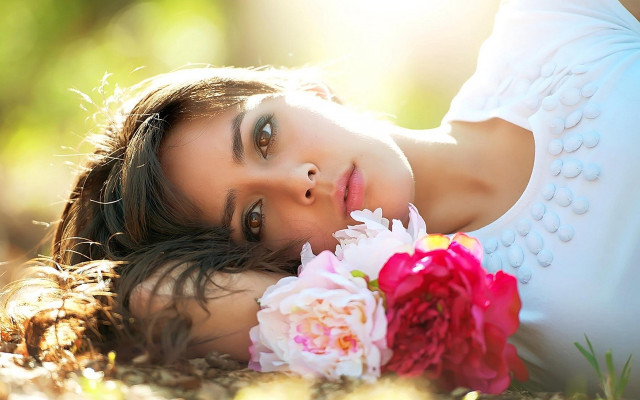 Woman flowers bouquet art photography free wallpaper - medium preview image