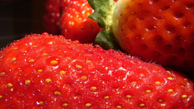 Strawberry water droplets green leaf free wallpaper - medium preview image