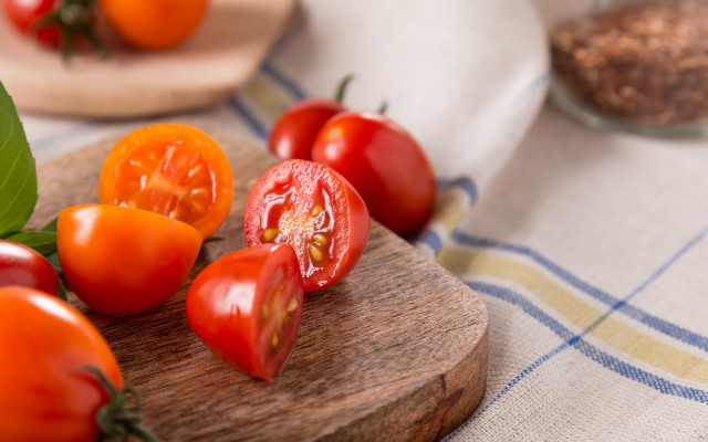 Cuttingboard tomatoes knife seeds blurry free wallpaper - medium preview image