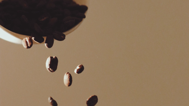 Spoon seeds falling air minimalism free wallpaper - medium preview image