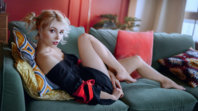 Woman redbow couchtie elina pale free wallpaper - medium preview image