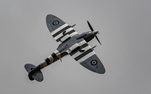 Small airplane gray sky propellers free wallpaper - medium preview image