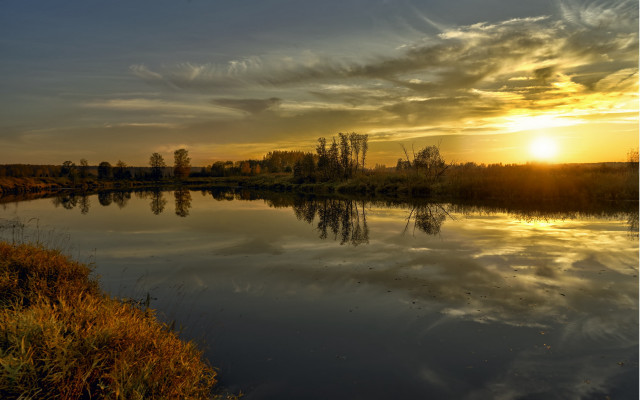 Lake sunset clouds grassy bank free wallpaper for desktop - medium preview image