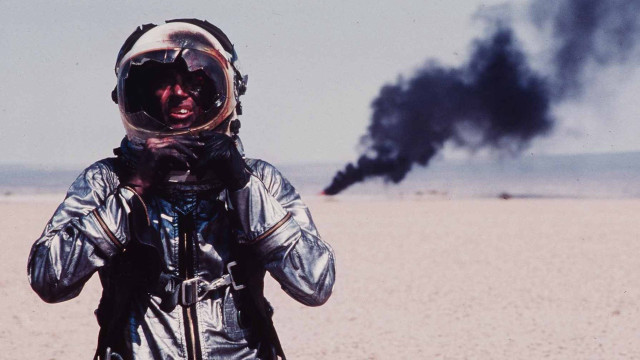 Man space suit desert black free wallpaper - medium preview image