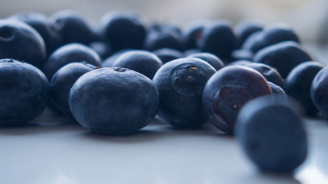 Blueberries closeup macro blurry bokeh free wallpaper - medium preview image